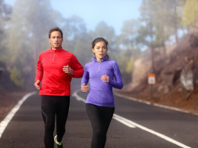 Man en vrouw zijn aan het hardlopen