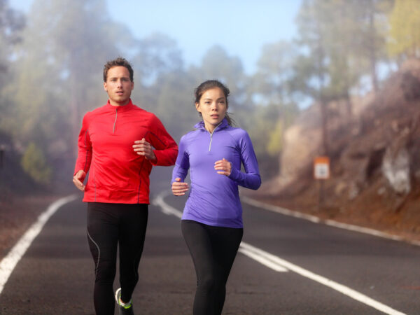 Man en vrouw zijn aan het hardlopen