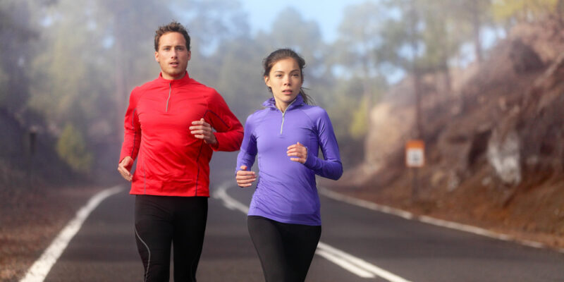 Man en vrouw zijn aan het hardlopen