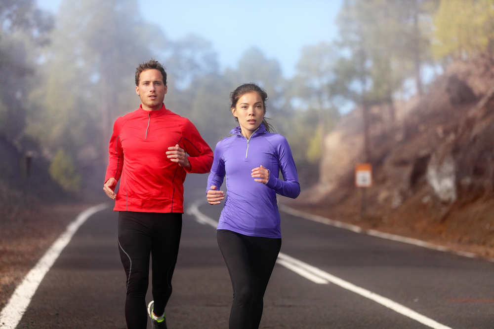 Man en vrouw zijn aan het hardlopen